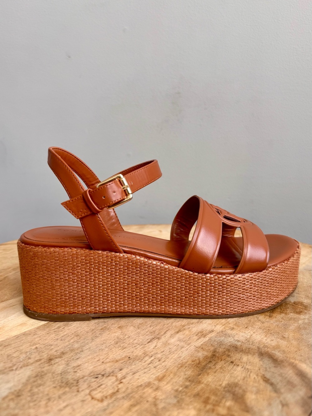 Tommy Hilfiger Women's Raffia Platform Wedge Sandals Brown Size 8.5 Logo Strappy
